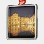 フランス、パリ、ルーヴルの夜の博物館。 メタルオーナメント (左)