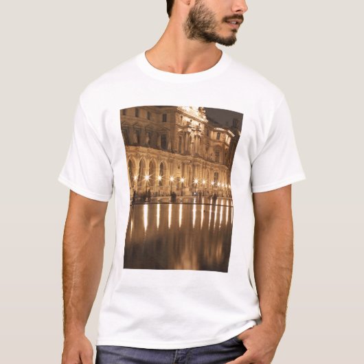 フランス パリ ルーヴル美術館の反射プール Tシャツ (正面)