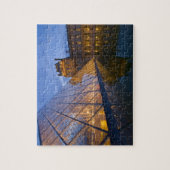 フランス、パリ。夕暮れ時のルーブル号。クレジット3 ジグソーパズル (縦)