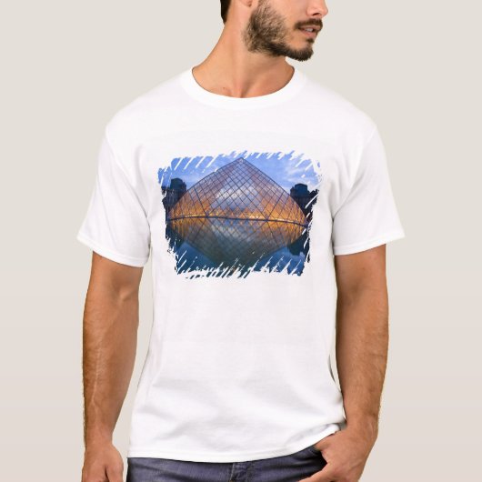 フランス、パリ。夕暮れ時のルーブル号。クレジット Tシャツ (正面)