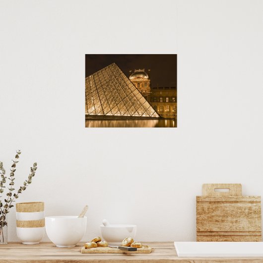 フランス、パリ。夕暮れ時のルーヴル美術館。クレジット2 ポスター (キッチン)