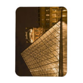 フランス、パリ。夕暮れ時のルーヴル美術館。クレジット2 マグネット (縦)