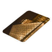 フランス、パリ。夕暮れ時のルーヴル美術館。クレジット2 マグネット (左側)