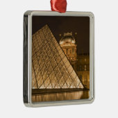 フランス、パリ。夕暮れ時のルーヴル美術館。クレジット2 メタルオーナメント (右)