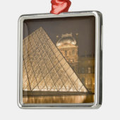 フランス、パリ。夕暮れ時のルーヴル美術館。クレジット2 メタルオーナメント (左)
