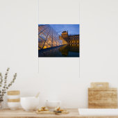 フランス、パリ。夕暮れ時のルーヴル美術館。クレジット3 ポスター (キッチン)