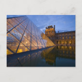 フランス、パリ。夕暮れ時のルーヴル美術館。クレジット3 ポストカード (正面)