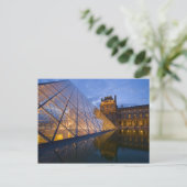 フランス、パリ。夕暮れ時のルーヴル美術館。クレジット3 ポストカード (スタンド正面)