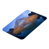 フランス、パリ。夕暮れ時のルーヴル美術館。クレジット マグネット (左側)