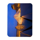 フランス、パリ。夕暮れ時のルーヴル美術館。 マグネット (縦)