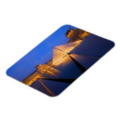 フランス、パリ。夕暮れ時のルーヴル美術館。 マグネット (左側)