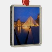 フランス、パリ。夕暮れ時のルーヴル美術館。 メタルオーナメント (右)