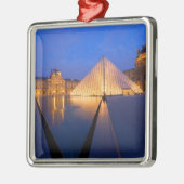 フランス、パリ。夕暮れ時のルーヴル美術館。 メタルオーナメント (左)