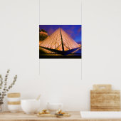 フランス、パリ。夕暮れ時のルーヴル美術館。2 ポスター (キッチン)