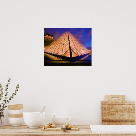 フランス、パリ。夕暮れ時のルーヴル美術館。2 ポスター (キッチン)