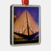 フランス、パリ。夕暮れ時のルーヴル美術館。2 メタルオーナメント (右)