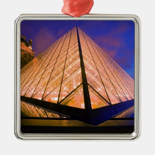 フランス、パリ。夕暮れ時のルーヴル美術館。2 メタルオーナメント (正面)