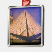 フランス、パリ。夕暮れ時のルーヴル美術館。2 メタルオーナメント (左)