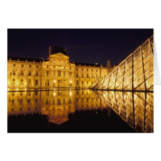 フランス、パリ、夜のルーブル美術館 (正面横)