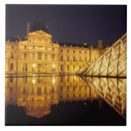 フランス、パリ、夜のルーブル美術館 タイル (正面)