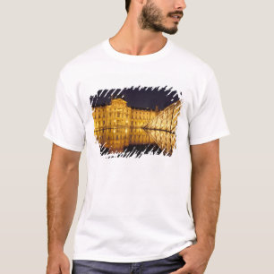 フランス、パリ、夜のルーブル美術館 Tシャツ