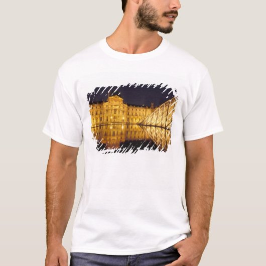 フランス、パリ、夜のルーブル美術館 Tシャツ (正面)