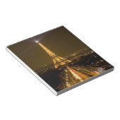 フランス、パリ。夜景のエッフェルタワー ノートパッド (アングル)