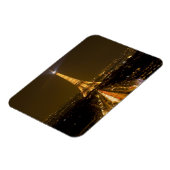 フランス、パリ。夜景のエッフェルタワー マグネット (左側)