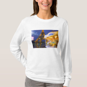 フランス パリ。薄暮の霧と Tシャツ