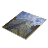 フランス、パリ。雲がルーブルを反射する タイル (側面)