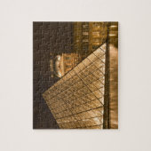 フランス, パリ。黄昏時のルーブル美術館。 ジグソーパズル (縦)