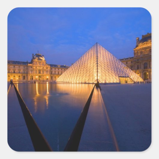 フランス、パリ。黄昏時のルーブル美術館 スクエアシール (正面)