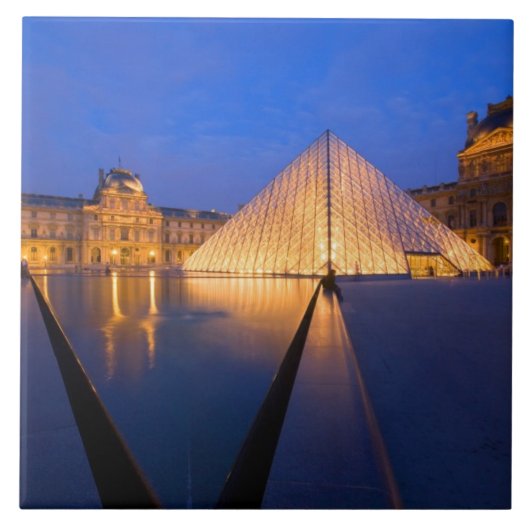 フランス、パリ。黄昏時のルーブル美術館 タイル (正面)
