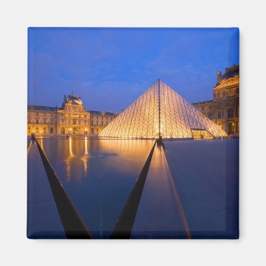 フランス、パリ。黄昏時のルーブル美術館 マグネット (正面)