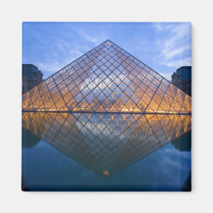 フランス, パリ。黄昏時のルーブル美術館。提供 マグネット