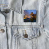 フランス, パリ。黄昏時のルーブル美術館。 缶バッジ (インサイチュ)