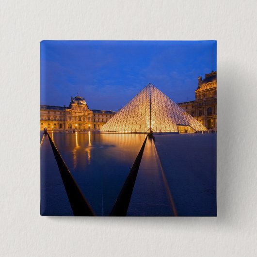 フランス、パリ。黄昏時のルーブル美術館 缶バッジ (正面)