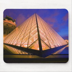 フランス, パリ。黄昏時のルーブル美術館。 2 マウスパッド