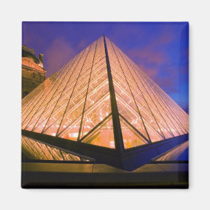 フランス, パリ。黄昏時のルーブル美術館。 2 マグネット