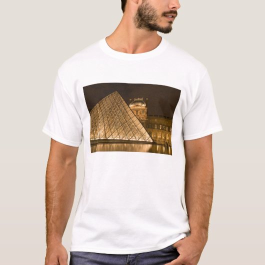 フランス, パリ。黄昏時のルーブル美術館。 Tシャツ (正面)