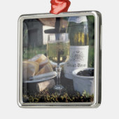 フランス、ブルゴーニュ、シャブリ。ローカルワインと メタルオーナメント (左)