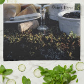 フランス、ブルゴーニュ、シャブリ。地元のワインと キッチンタオル (折り畳み)