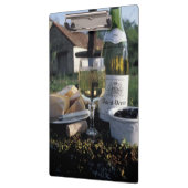 フランス、ブルゴーニュ、シャブリ。地元のワインと クリップボード (左)