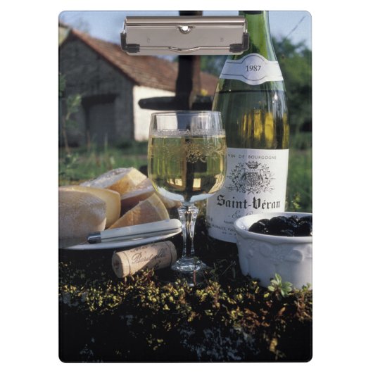 フランス、ブルゴーニュ、シャブリ。地元のワインと クリップボード (正面)