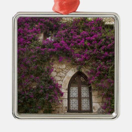 フランス、プロヴァンス、エーズ。明るいピンク メタルオーナメント (正面)