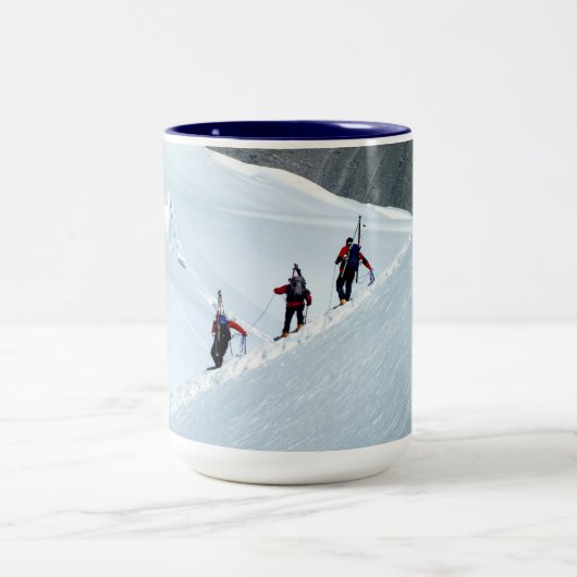 フランス、モンブランの登山者 ツートーンマグカップ (中央)