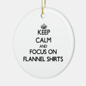 フランネルのワイシャツの平静そして焦点を保って下さい セラミックオーナメント (左)