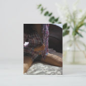 フランネルシャツの女の子ベッドにひざまずく ポストカード (スタンド正面)