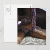 フランネルシャツの女の子ベッドにひざまずく ポストカード (正面/裏面)