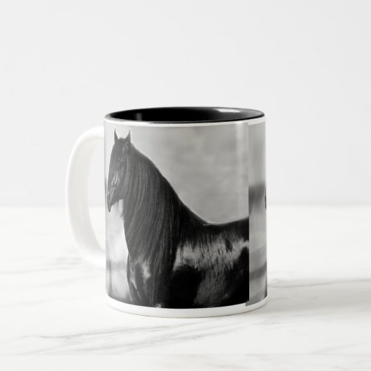 フリエ誇りを持ったシア黒牡馬 ツートーンマグカップ (正面左)